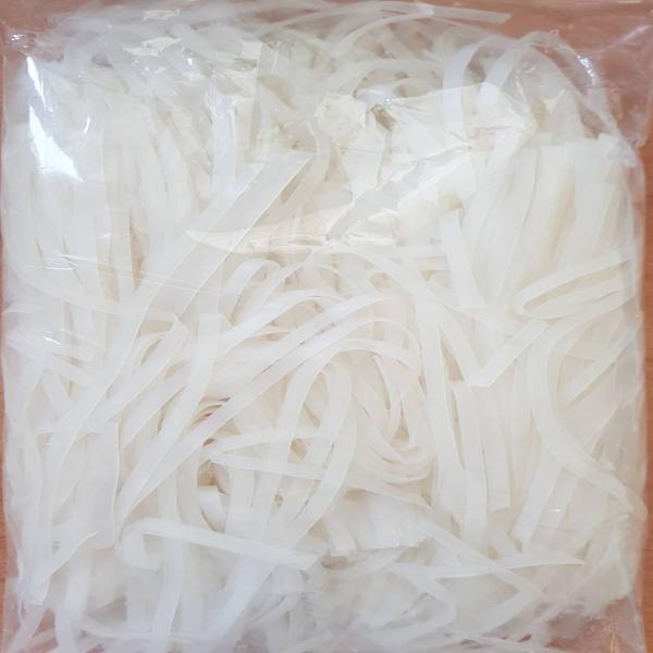 เส้นก๋วยเตี๋ยวกึ่งแห้ง (ผัดไทยเล็ก)