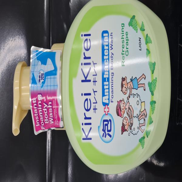 Kirei Kirei Foaming Body Wash (Refreshing Grape) 900 ml., 600 ml (SINGAPORE)