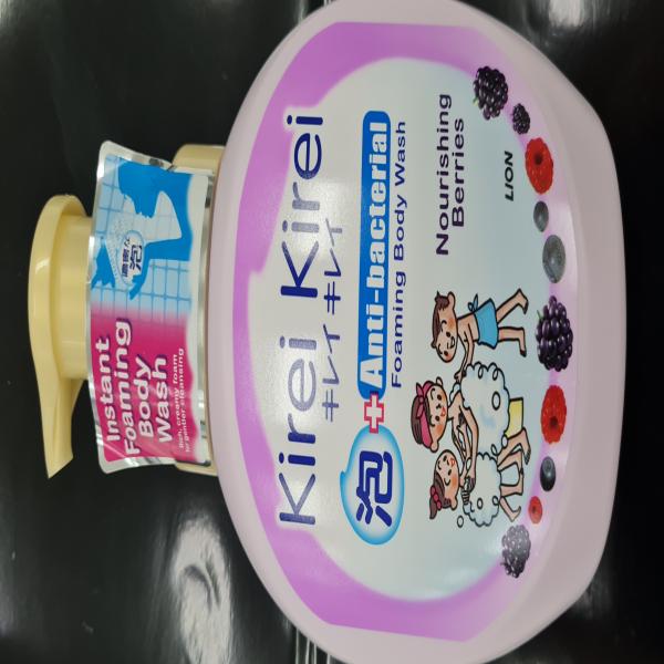 Kirei Kirei Foaming Body Wash (Nourishing Berries) 900 ml., 600 ml. (SINGAPORE)