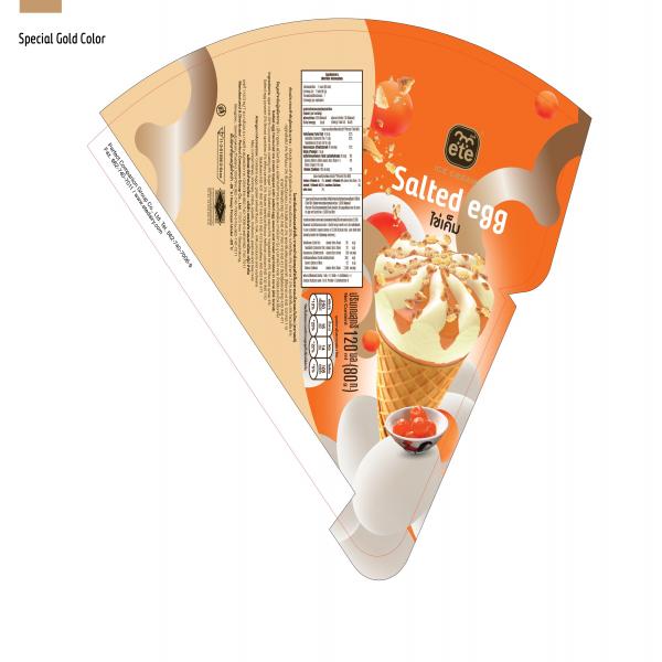 ไอศกรีมดัดแปลงรสไข่เค็ม ราดหน้าด้วยซอสไข่เค็มและขนมปังกรอบในโคน
