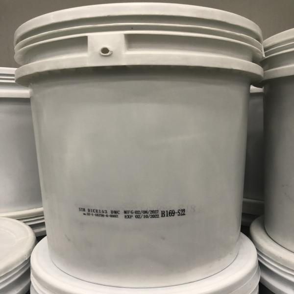 สตรอเบอร์รี่หั่นเต๋าในน้ำเชื่อมเข้มข้น