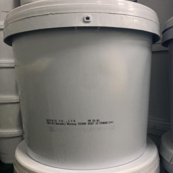 สตรอเบอร์รี่หั่นเต๋าในน้ำเชื่อมเข้มข้น