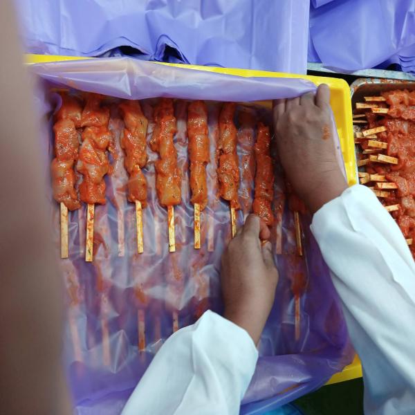 เนื้อออกไก่หมักสูตรต้นตำรับเสียบไม้