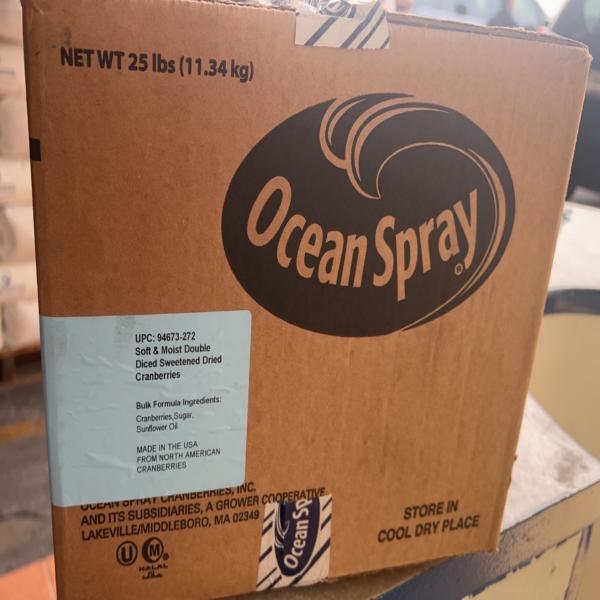 ซอล์ฟแอนด์มอยส์ ดับเบิลไดซ์ สวีทเทน ดราย แครนเบอร์รี (แครนเบอร์รีอบแห้งสับ)