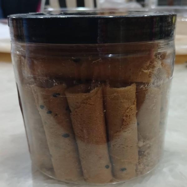 Thong roll filled with fish floss